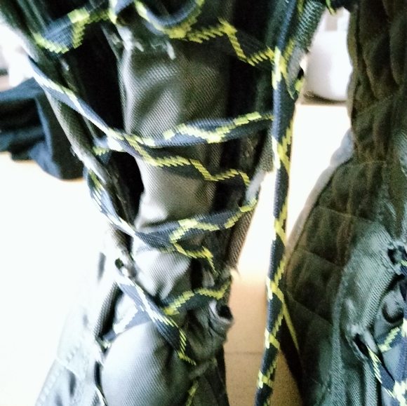 Sorel boots army green/lime green faux fur on top of the boot. waterproof - Picture 4 of 7